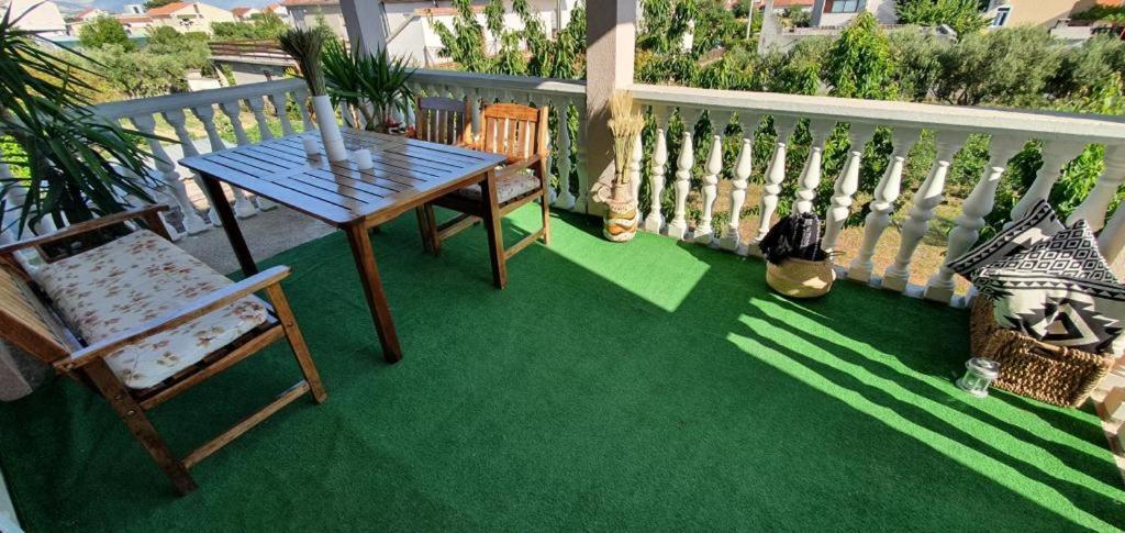 Three Bedroom Apartment Between Trogir And Split Kaštela Extérieur photo